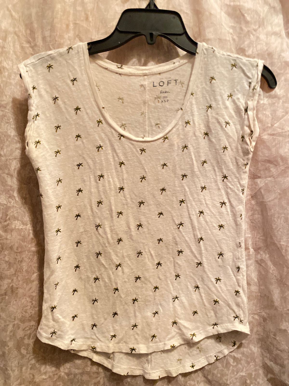 Ann Taylor loft white w Palm trees soft shirt - size Junior - XS (0/1)