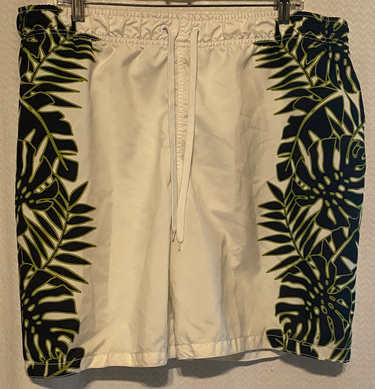 Mens white with black & green leaf pattern - size Teen/Men - XL (40-42)