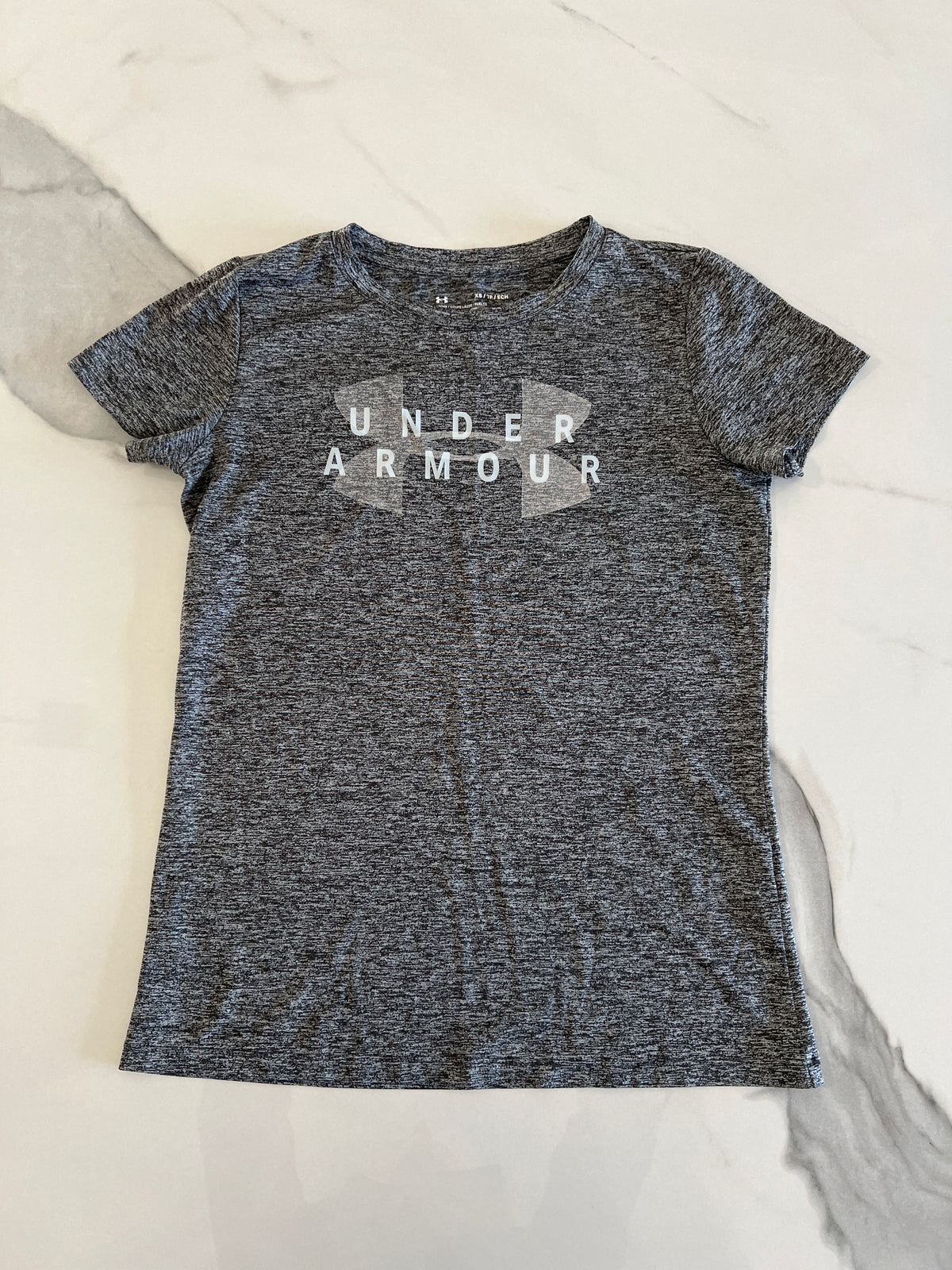 Under Armour SS top SzXS Drk heather gray/wht EUC - size Junior - XS (0/1)