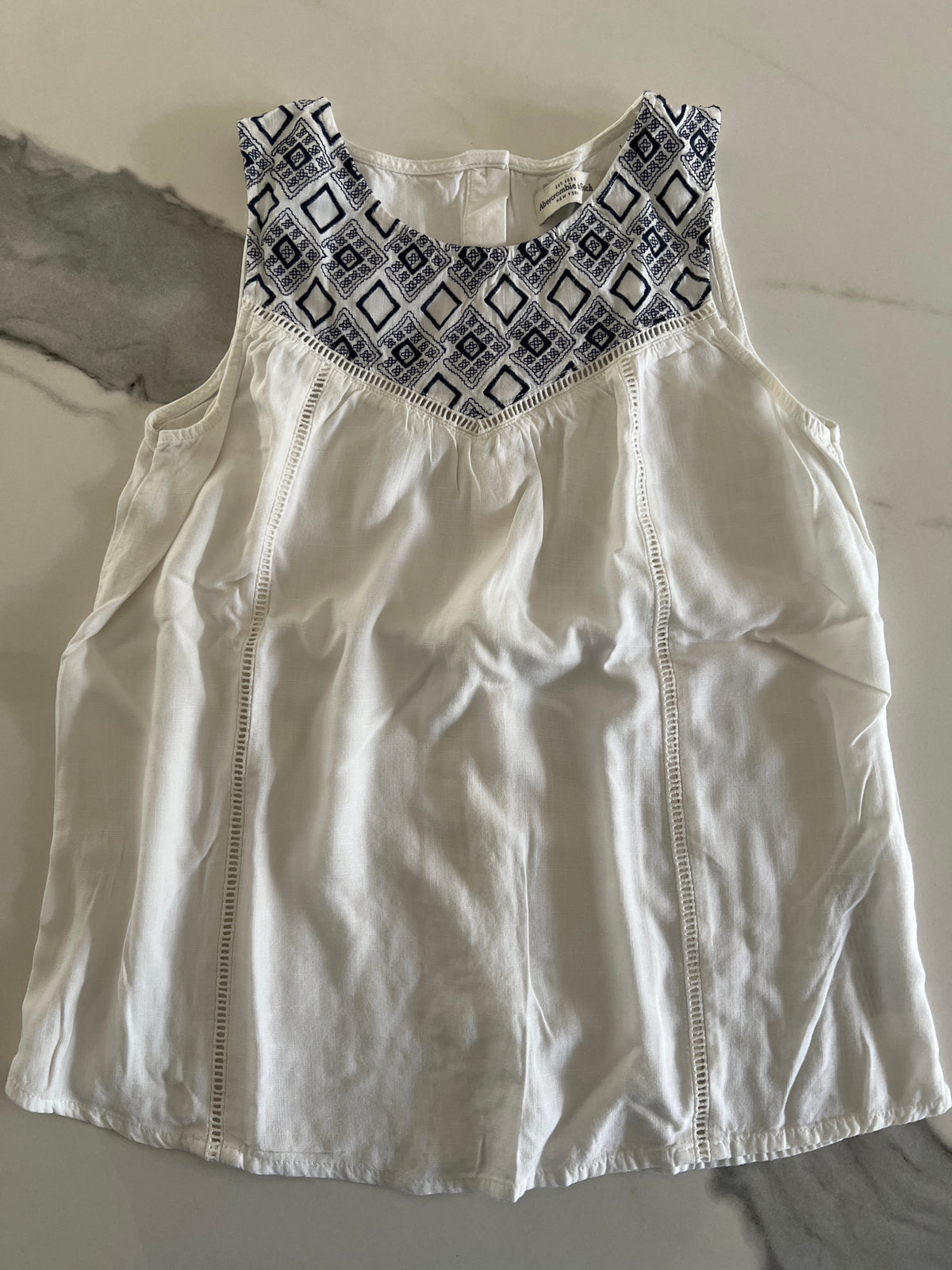 Abercrombie dressy tank SzXS wht/blue embr VGC - size Junior - XS (0/1)