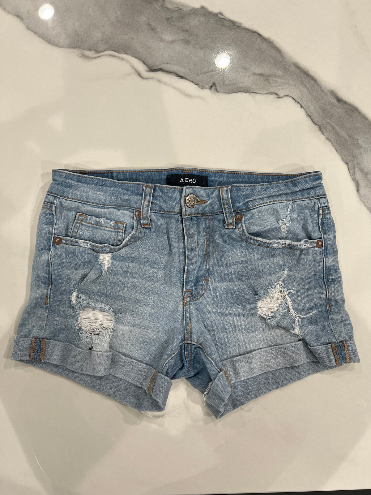 Aero low rise midi sz4 Lt wash jean shorts EUC - size Junior - S (3/5)