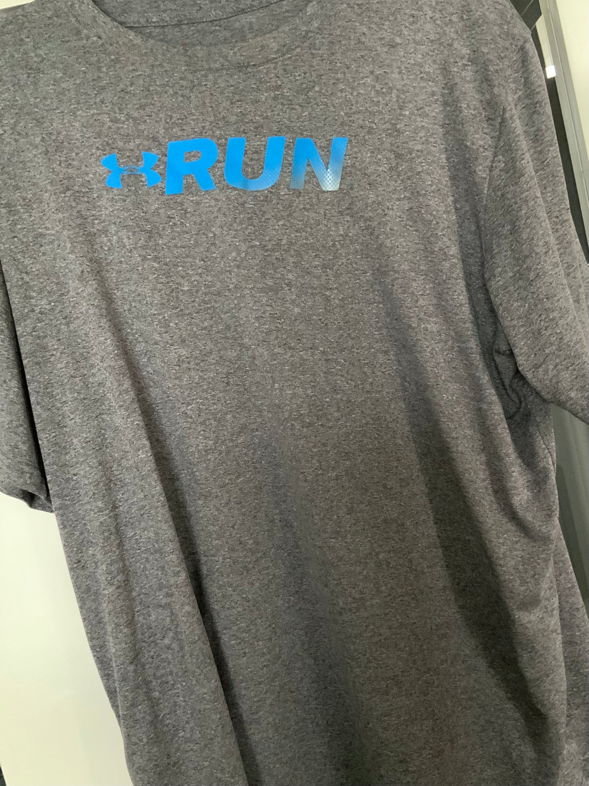 Under armour grey dry Fit run t-shirt - size Teen/Men - XL (40-42)