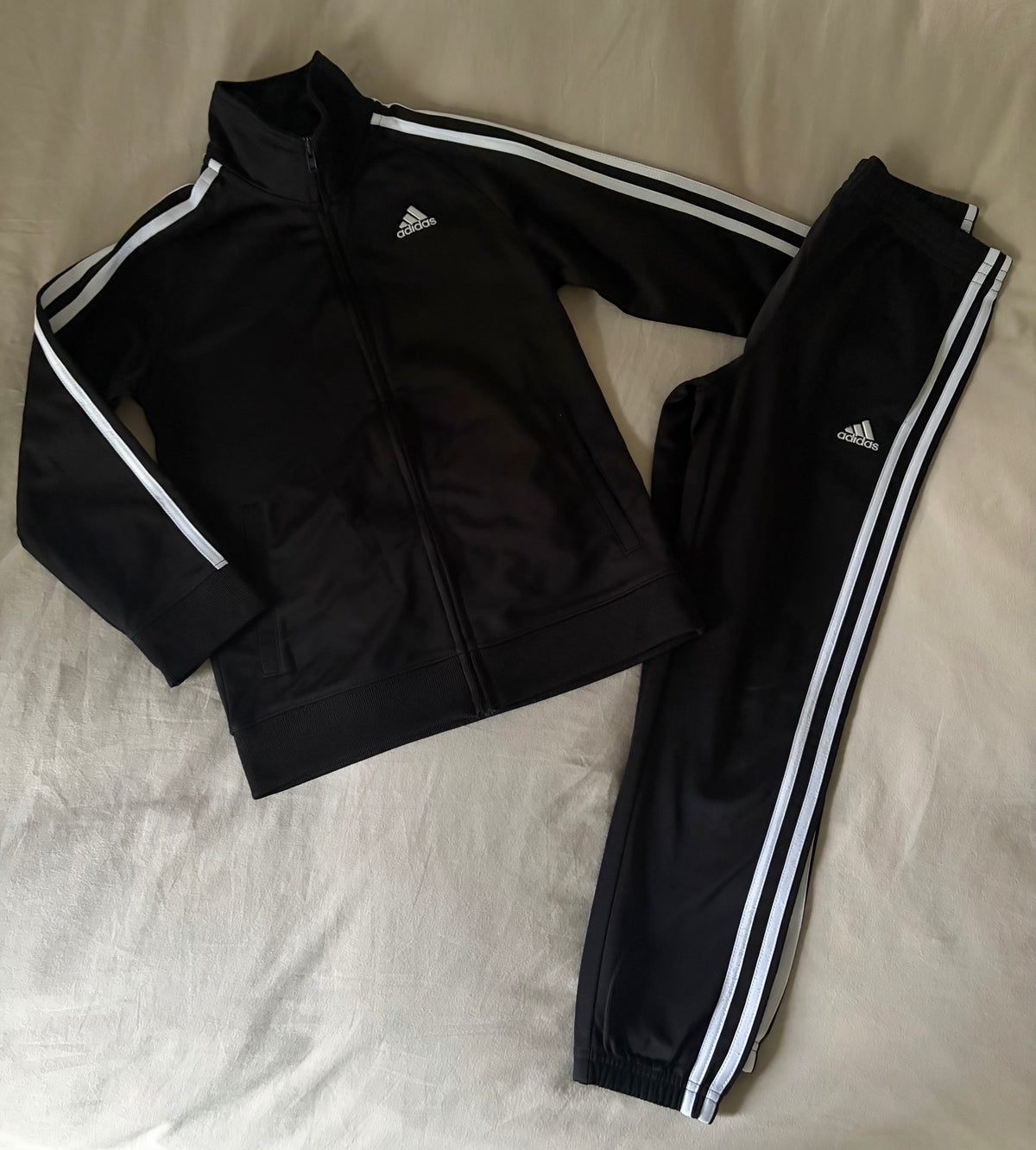 adidas original black and white jogging suit - size Youth - 7 (S)