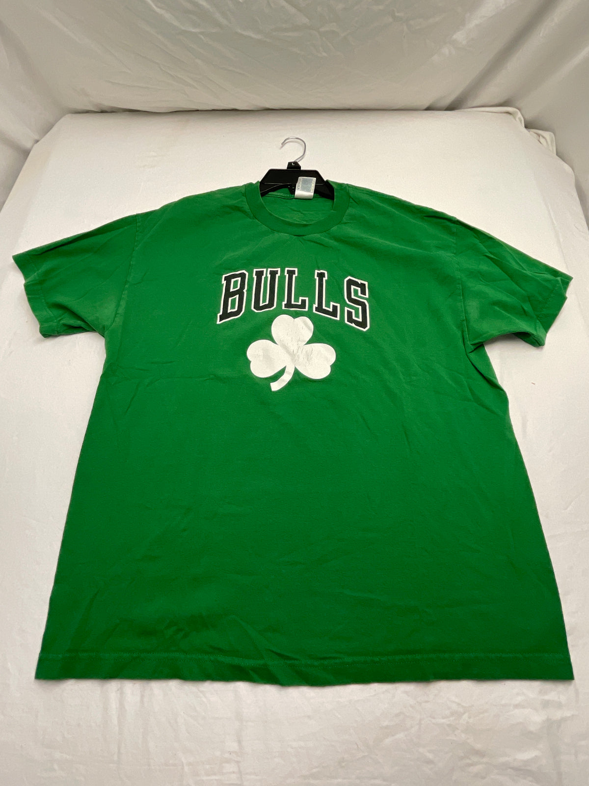Green Bulls s/s tshirt Bud Light emblem on the - size Teen/Men - XL (40-42)