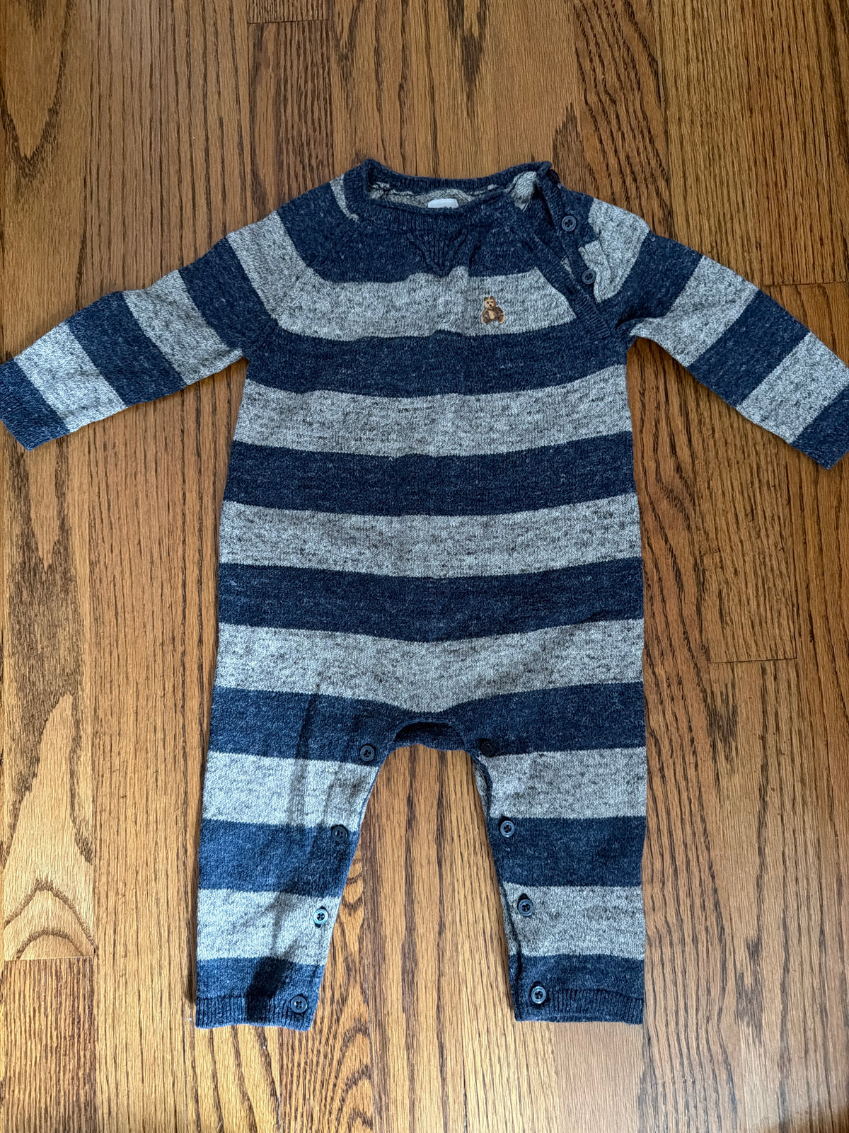 Baby gap striped onesie Sweater soft material - size Month - 6-12