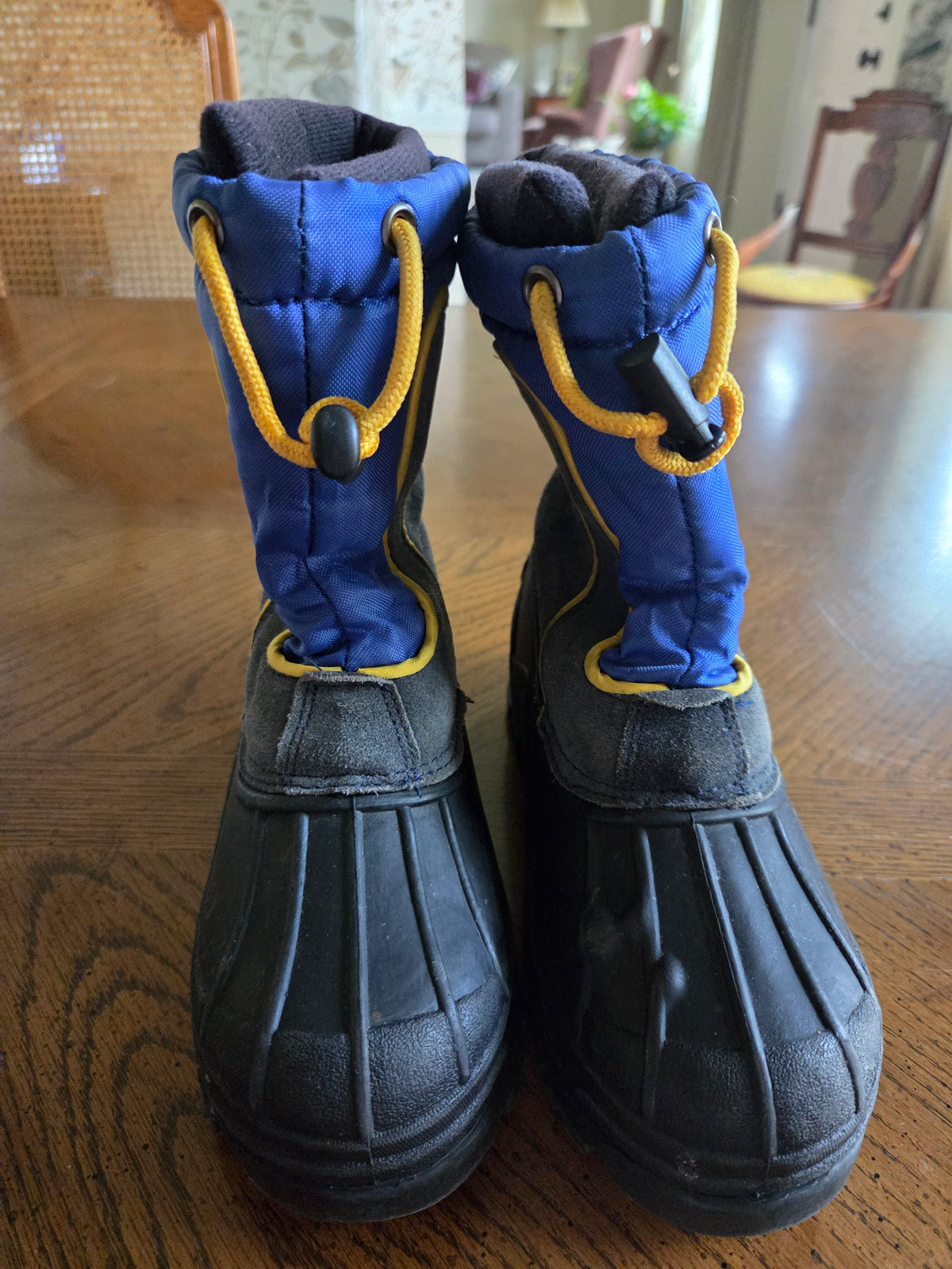 Totes Line Winter Boots Small defect on lef boot - size Shoes - Kids 1