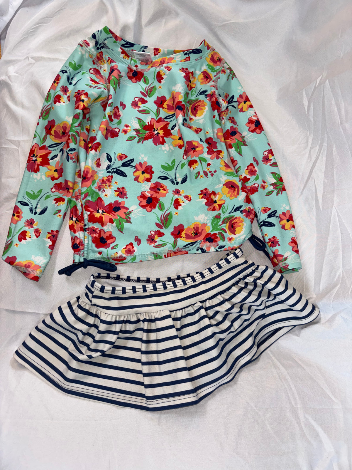 RuffleButts 2pc swimsuit LS floral rash guard - size Toddler - 3T