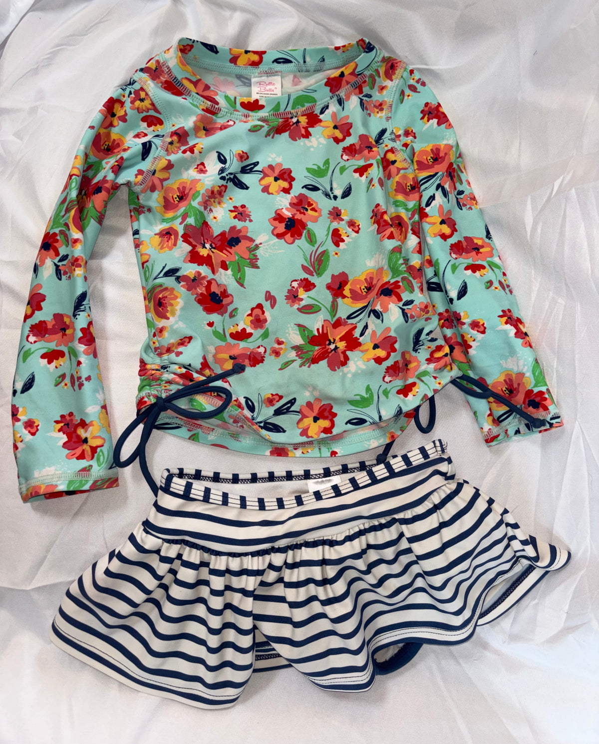 RuffleButts 2pc swimsuit Long sleeve rash guard - size Toddler - 3T