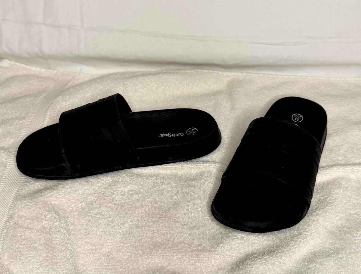Cat & Jack black slide on sandals. Size 2/3 - size Shoes - Kids 2