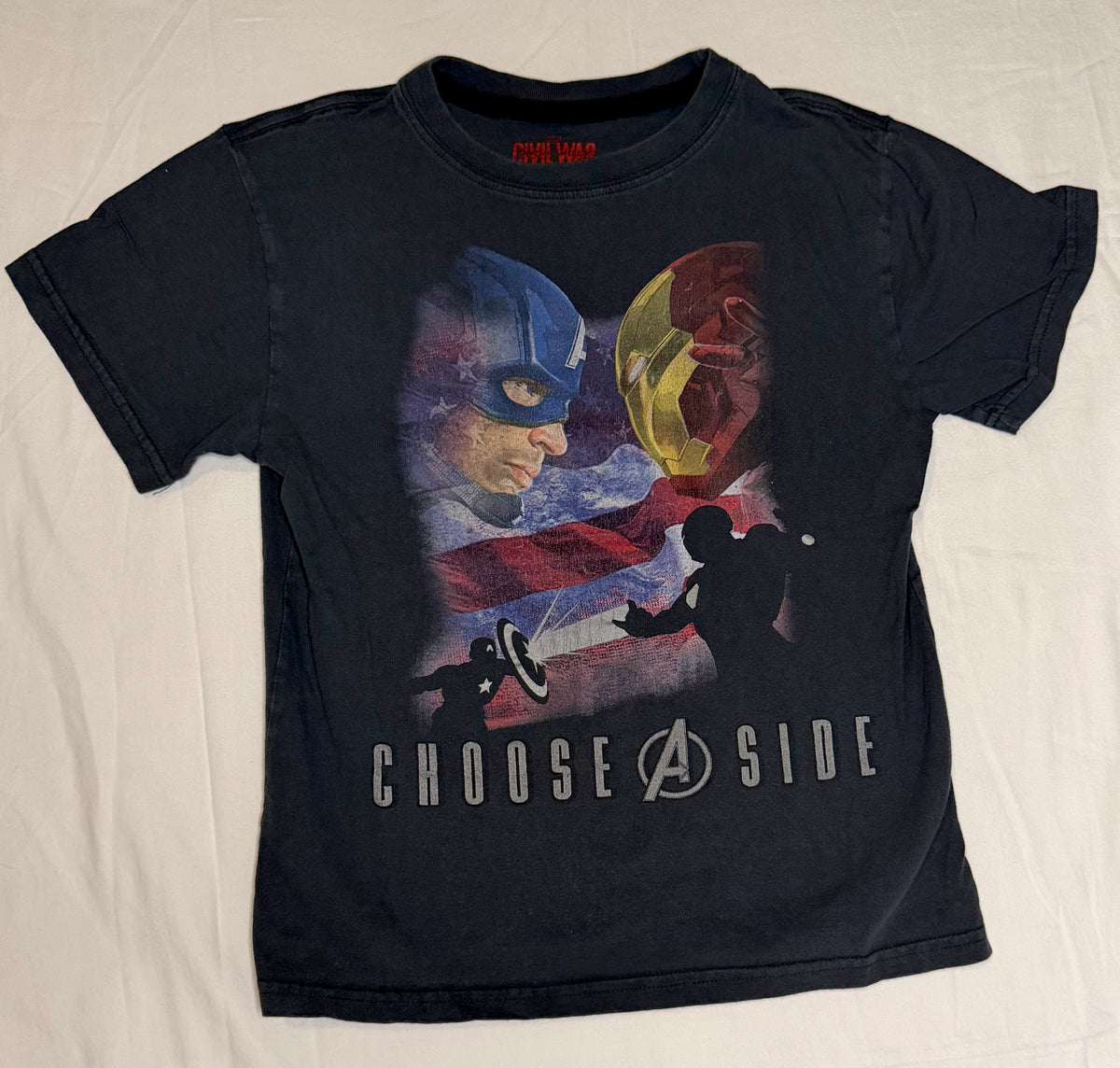 Marvel Captain America vs Iron Man t-shirt - size Youth - 8 (M)