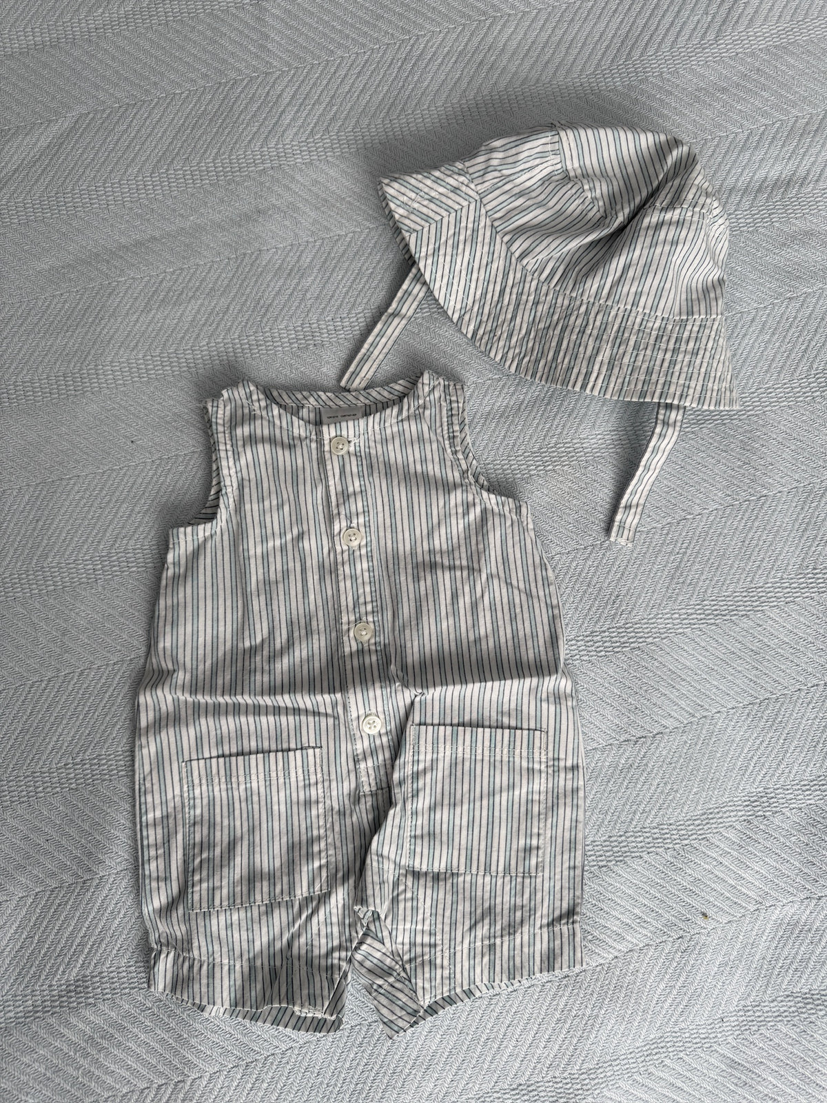 NB Romper & Hat Set 100% Cotton, Stripes EUC - size Month - Newborn