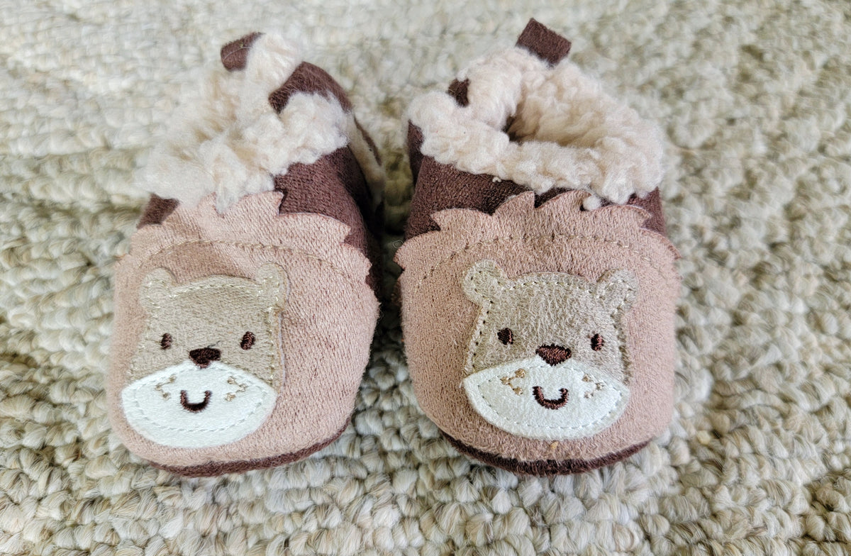 VGUC NB Lion Brown Moccasin-Like Booties - size Shoes - Baby 0 / Newborn