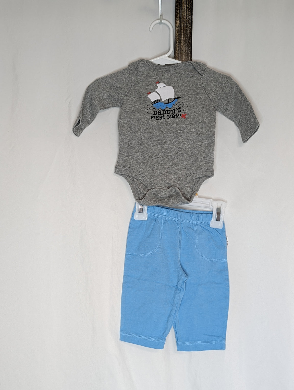EUC 2pc, l/s grey onesie pirate ship Daddy's - size Month - 0-3 / 3M