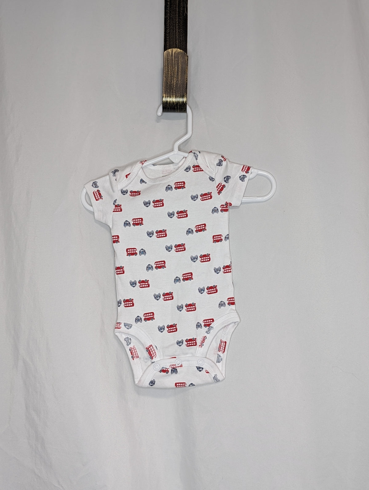 EUC Carter s/s white onesie, red double deckr - size Month - 0-3 / 3M
