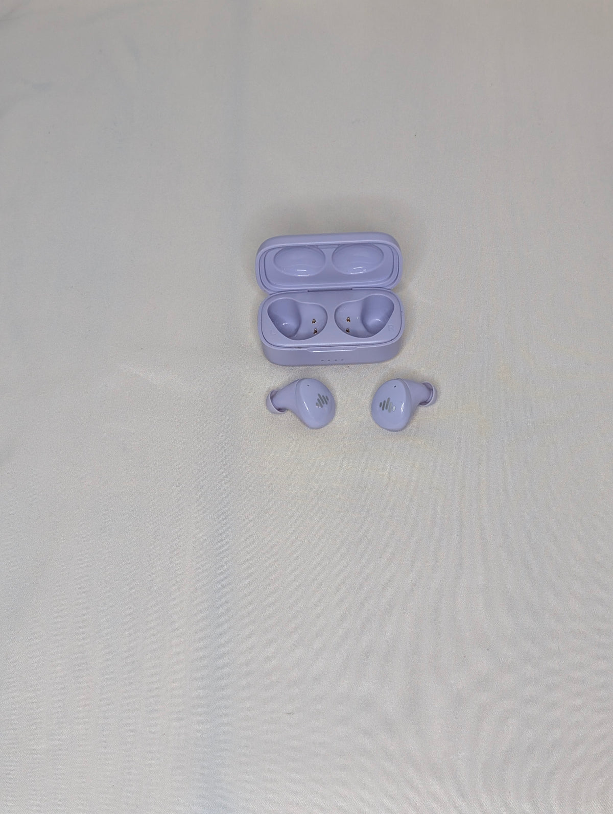 VGUC Iluv rechargeable wireless earbuds w/ mag-