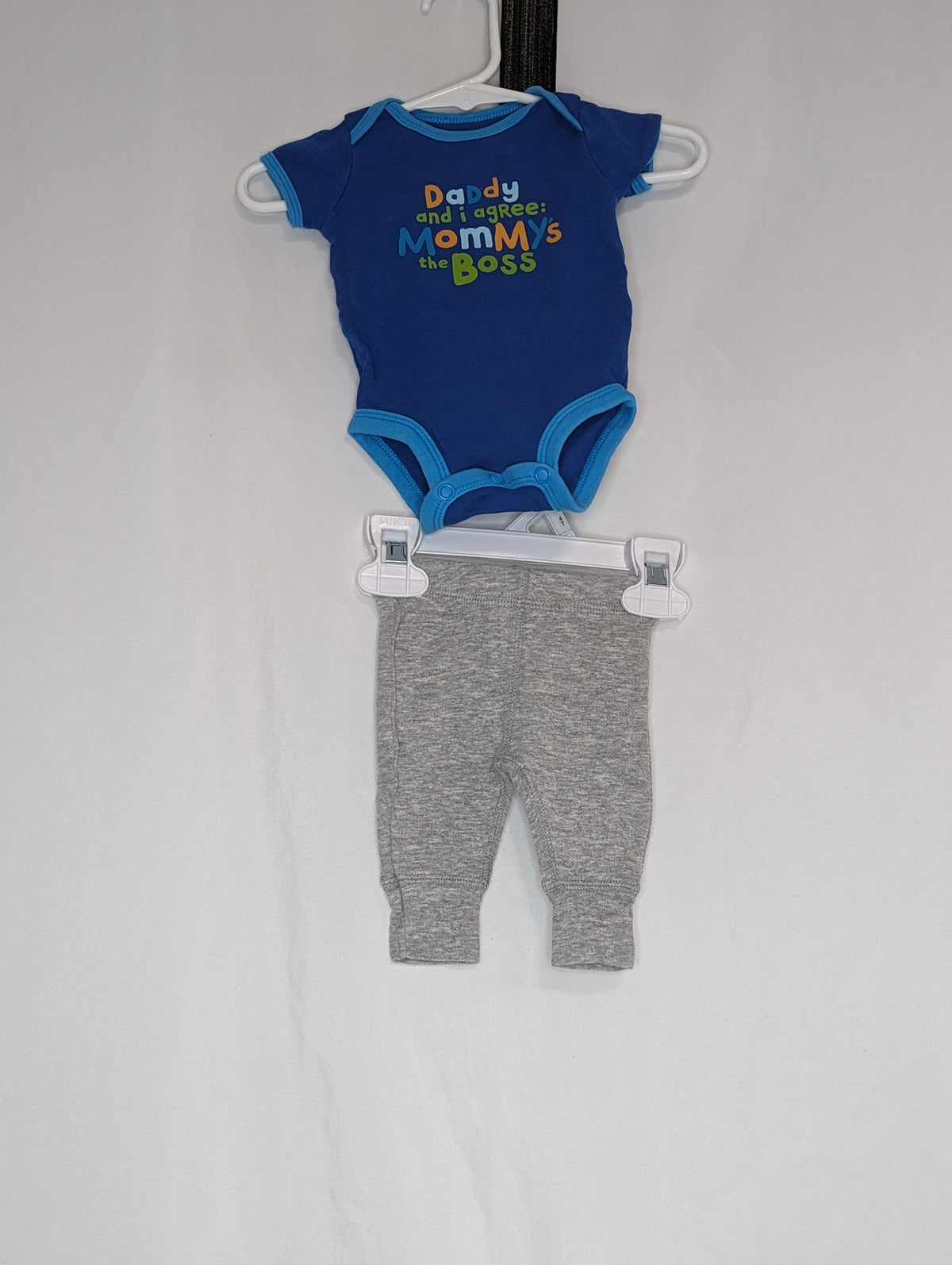 VGUC 2pc, grey pants, s/s blue onesie Daddy - size Month - Newborn
