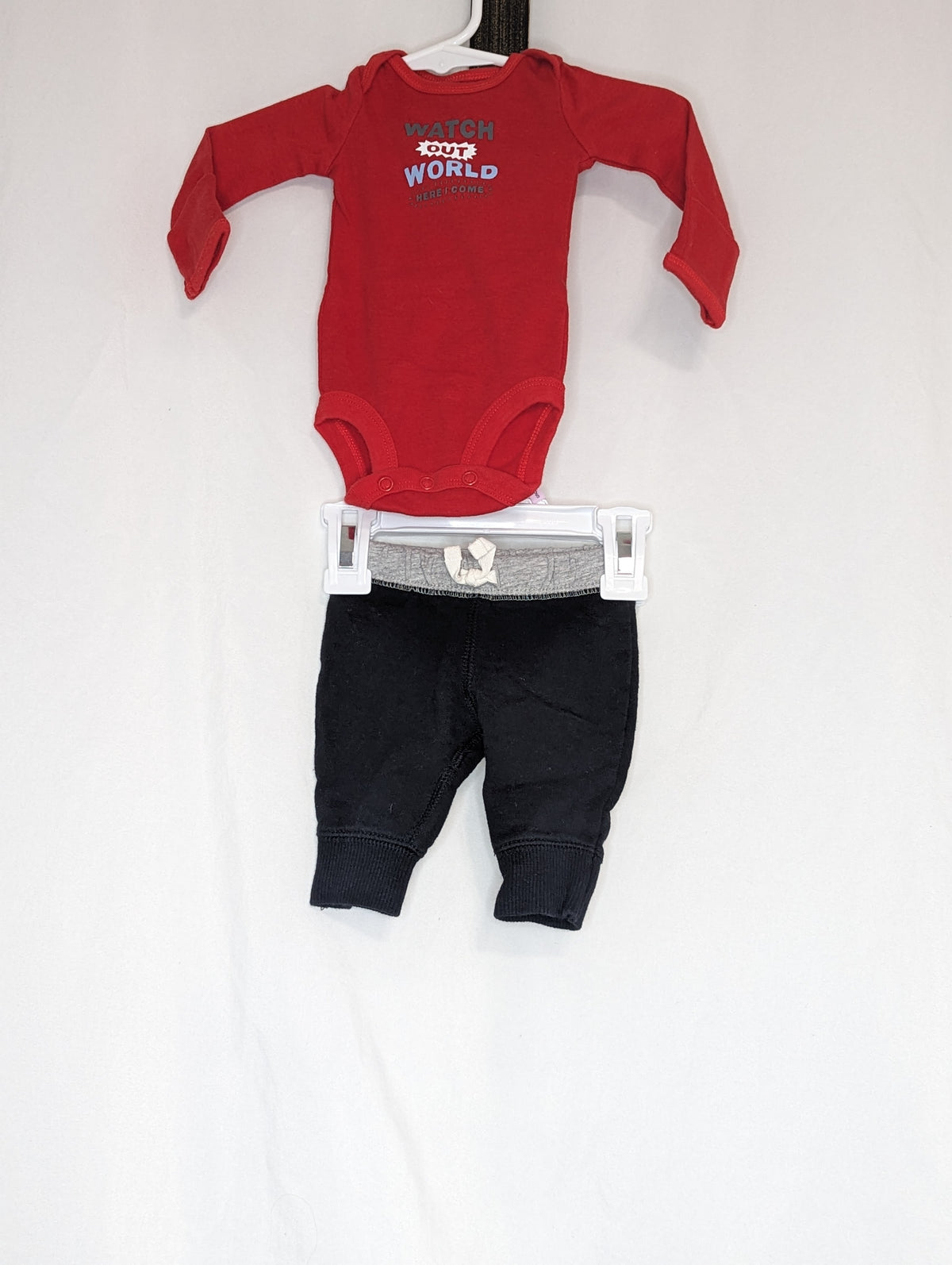 EUC Carter 2pc, red l/s onesie w/ mitts on arms, - size Month - Newborn