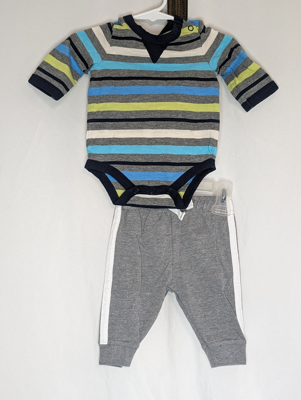 EUC 2pc, OshKosh l/s striped onesie, grey - size Month - 0-3 / 3M