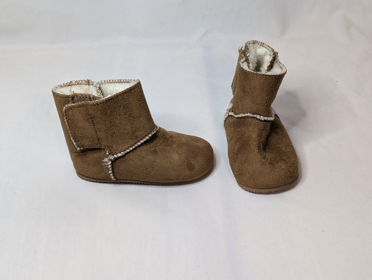 EUC faux suede booties, faux fur lining, velcro - size Shoes - Toddler 5