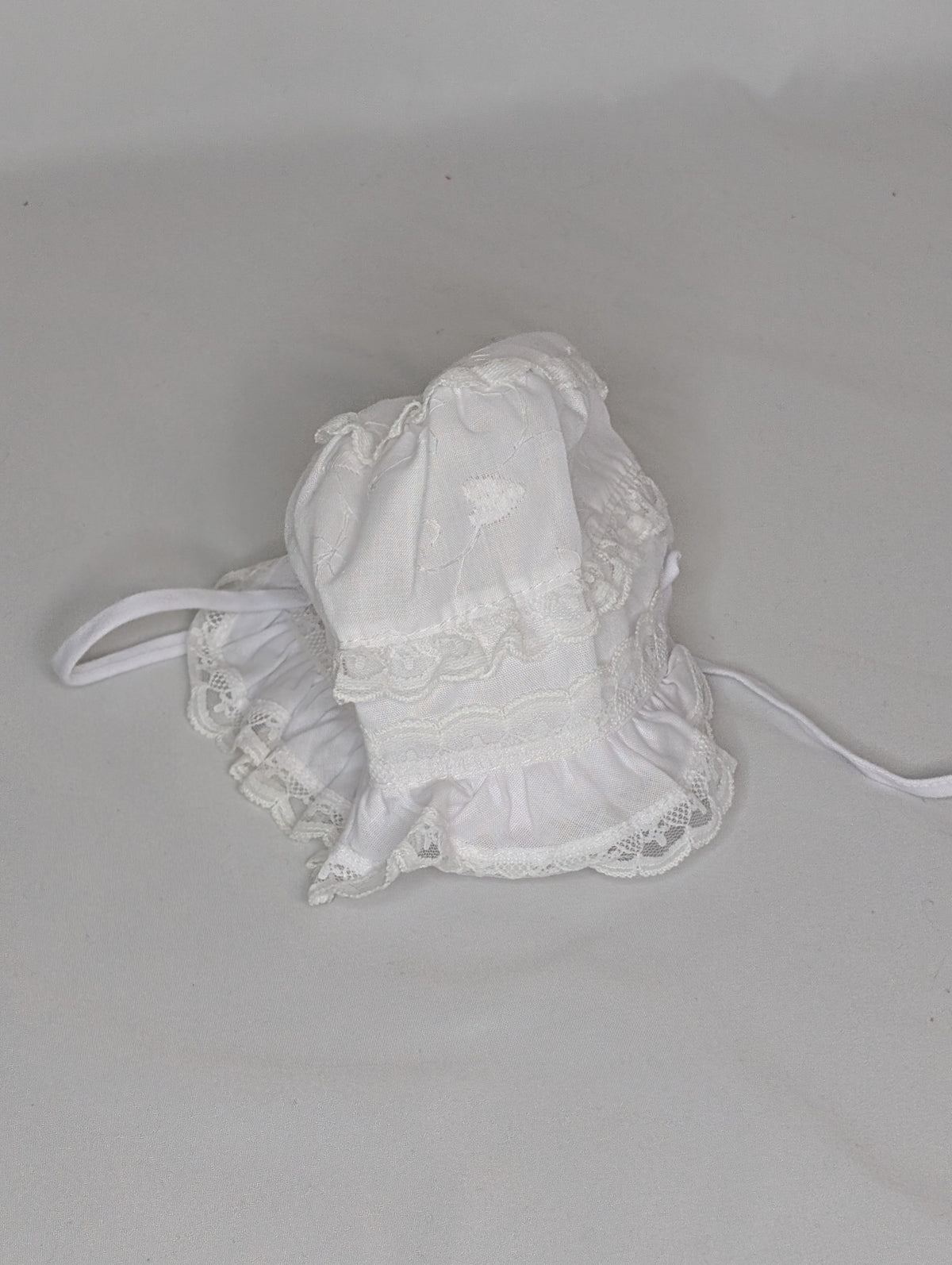 EUC White cotton & lace bonnet, ties under chin - size Month - Newborn