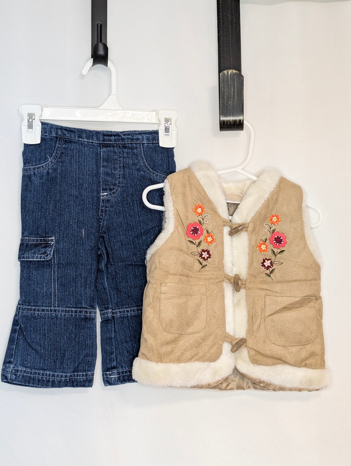 EUC 2pc, dark blue jeans w/elastic waist, tan - size Month - 12-18 / 18M