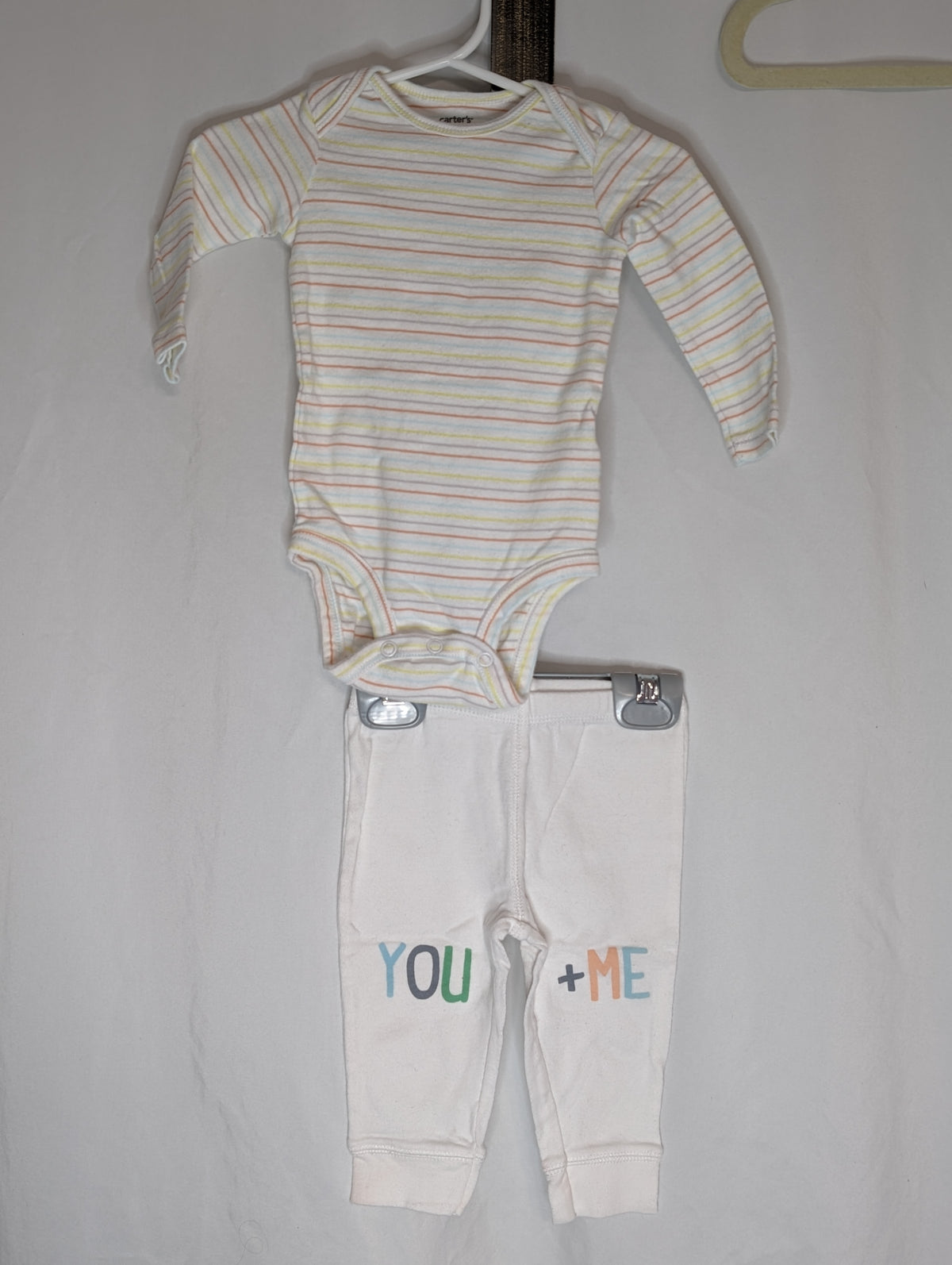 EUC Carter 2pc, l/s wht onesie w/ stripes, white - size Month - 3-6 / 6M