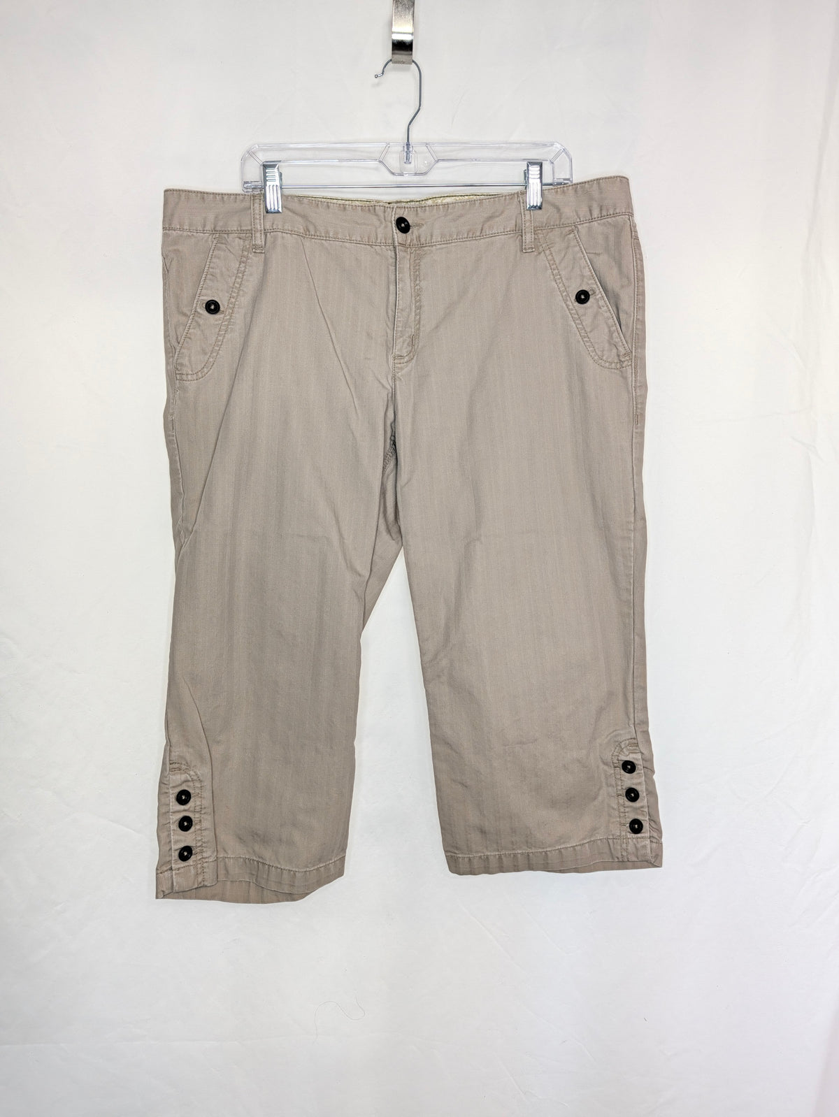 EUC ON low waist khaki capris, 4 pocket, 3- - size Women - XL (16/18)