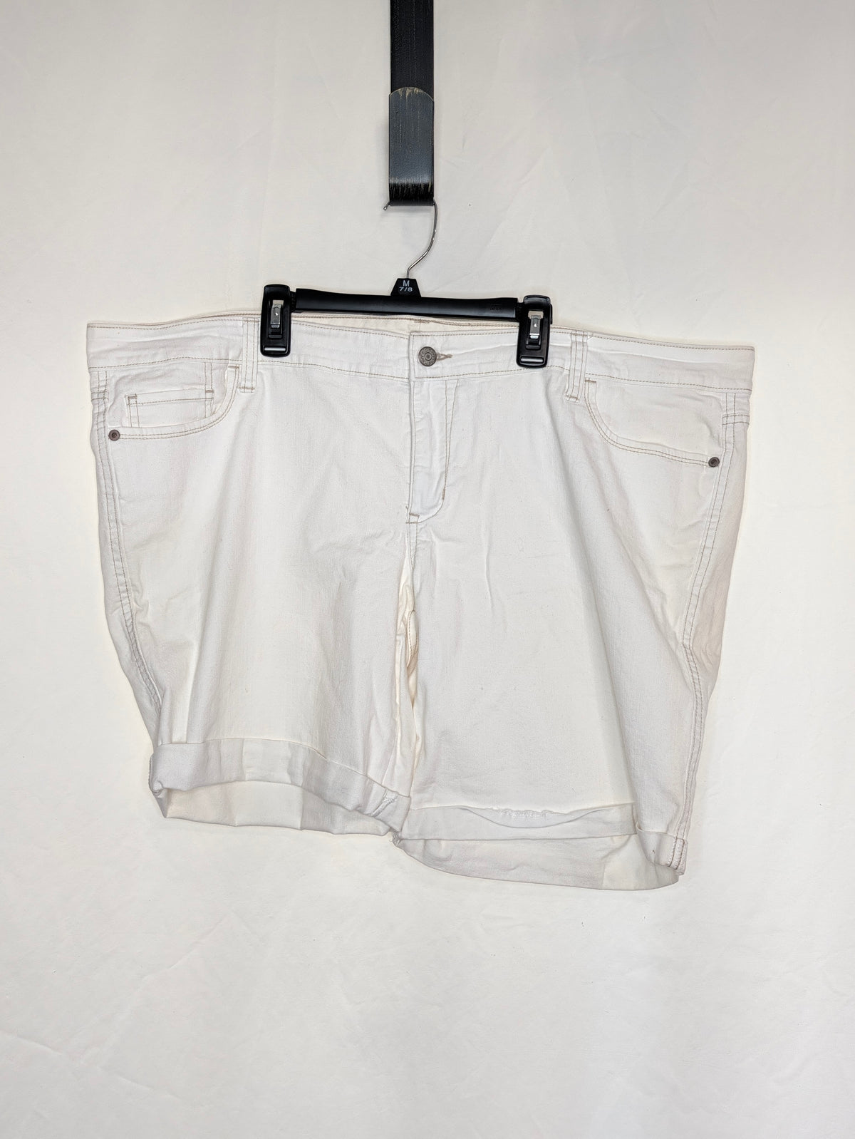 EUC ON size 22 white shorts, 8 inseam, sewn - size Women - 2X (20/22W)