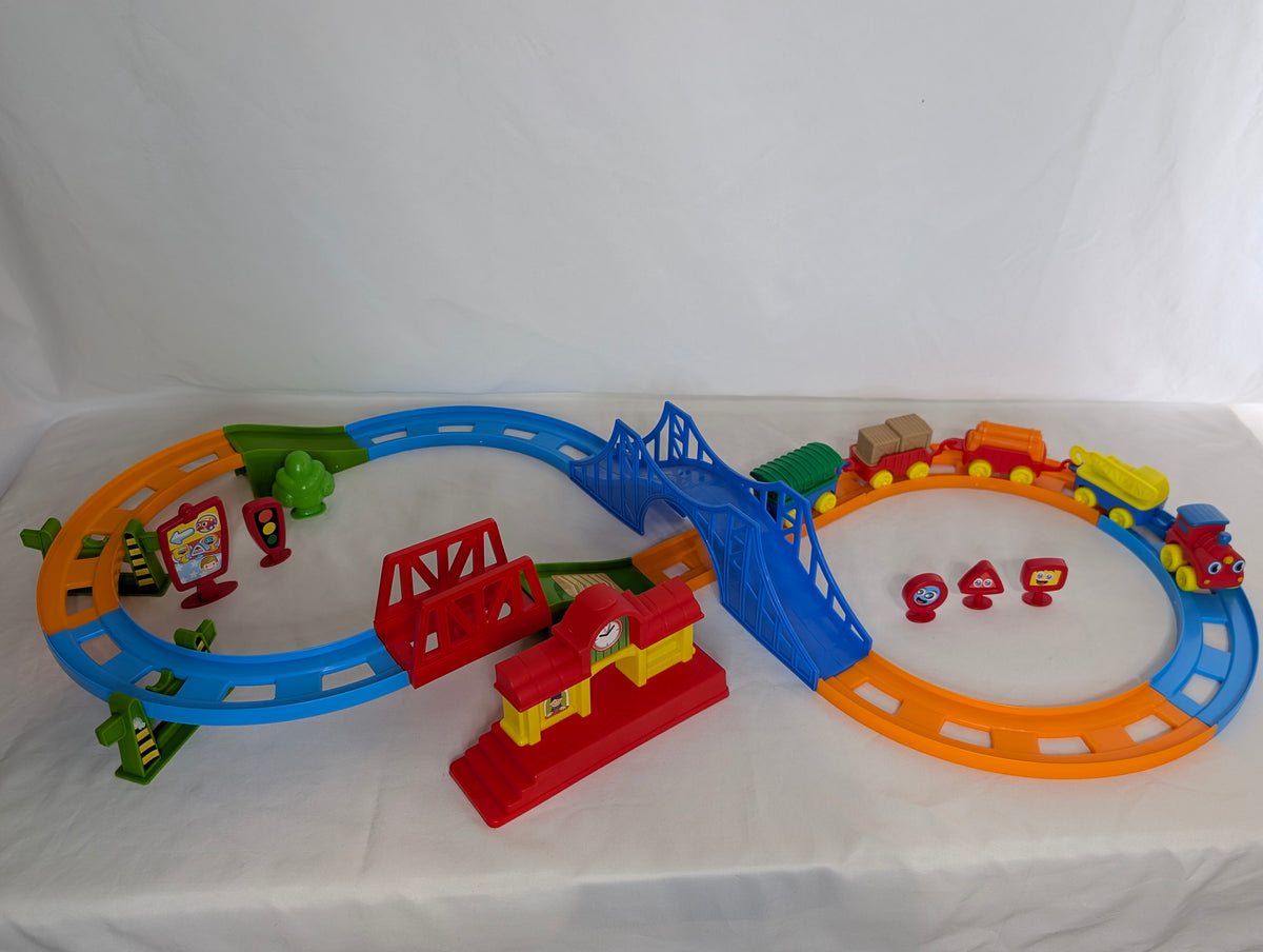 VGUC plastic train track 5 train cars, 6 signals/