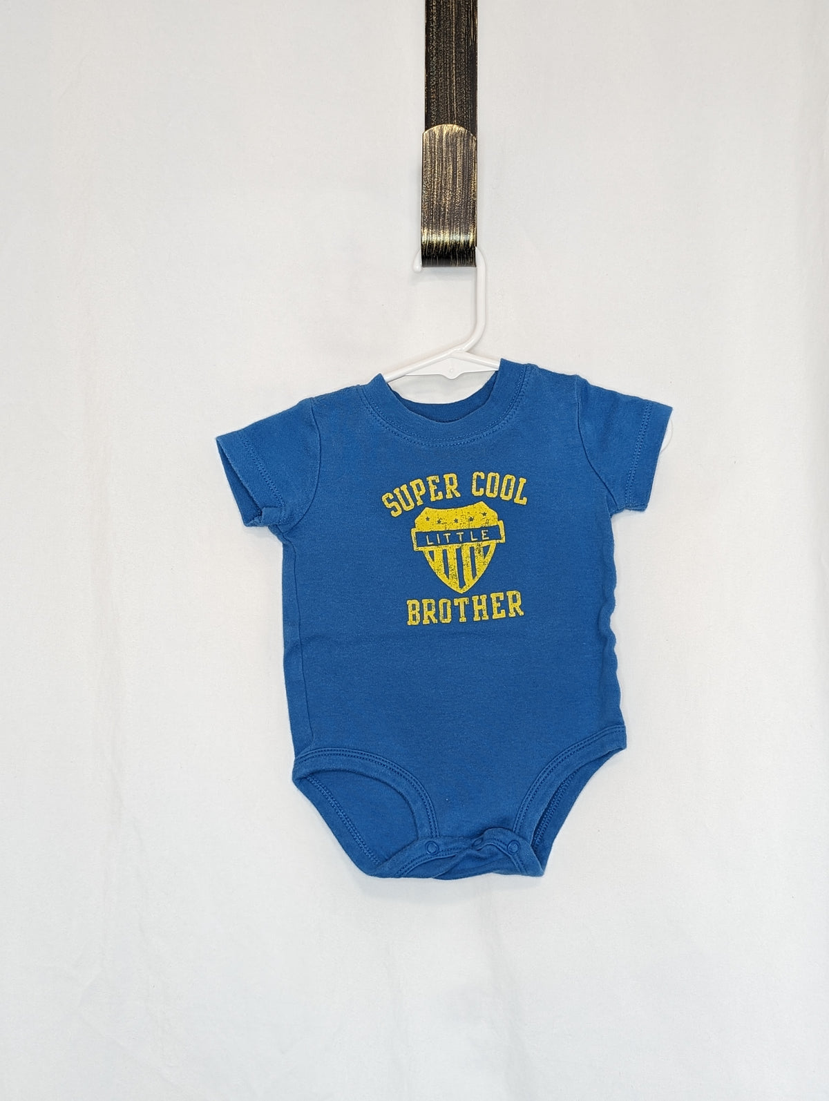 GUC Carter s/s onesie blue w/yellow shield - size Month - 3-6 / 6M
