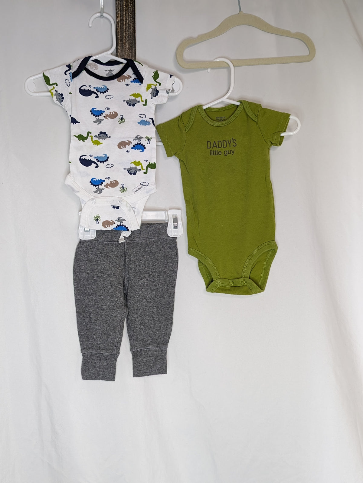 VGUC 3pc, grey pants, green s/s onesie daddys - size Month - 0-3 / 3M