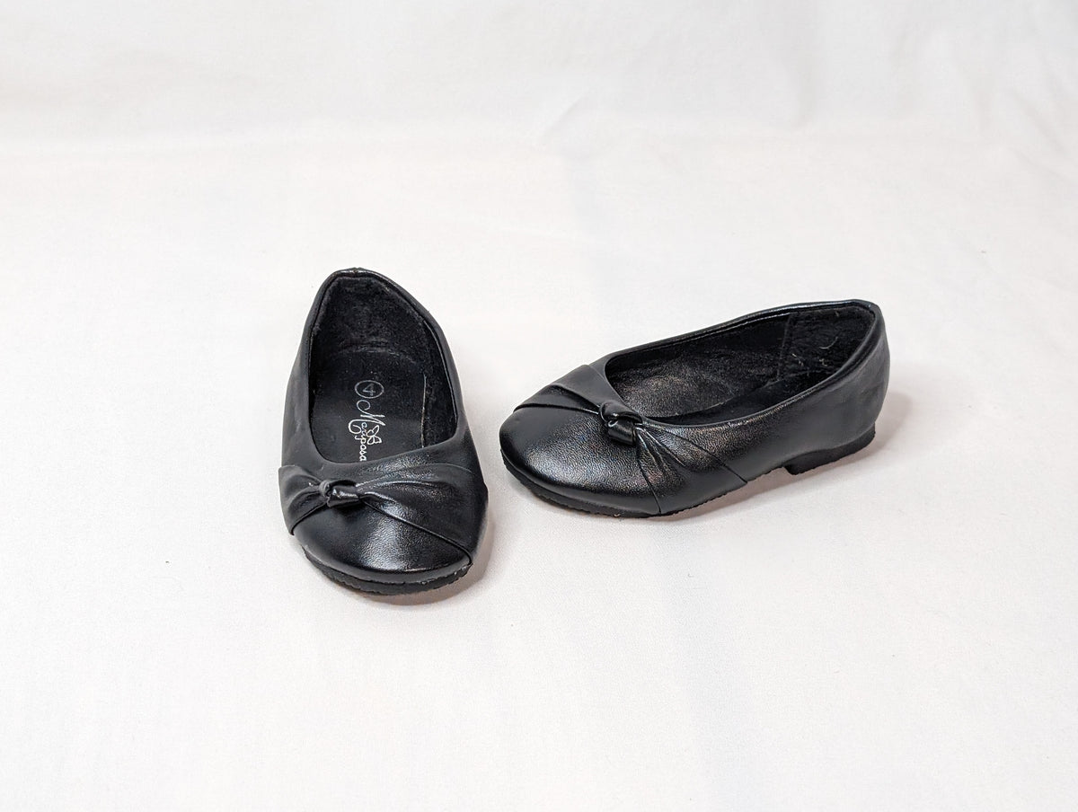EUC black flat leather slip ons, twist knot - size Shoes - Toddler 4