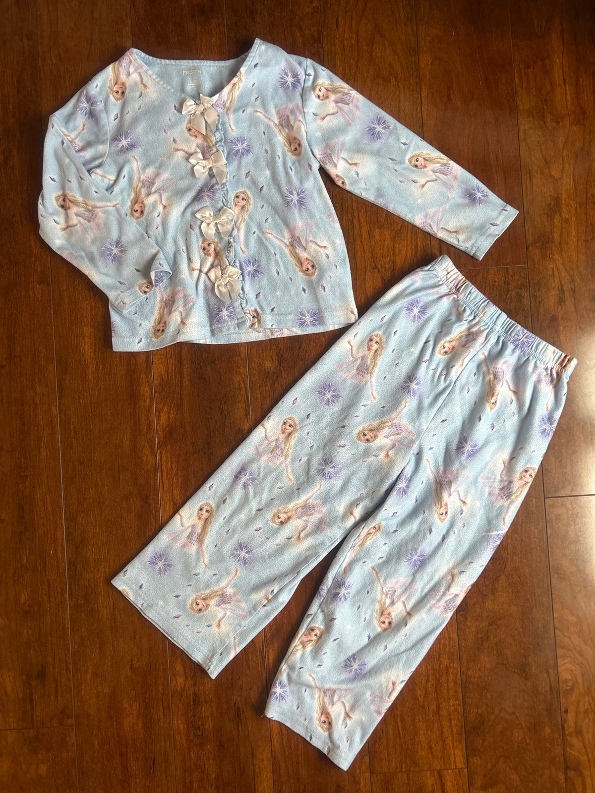 Frozen 2 pjs GUC Elsa, Cozy button top - size Toddler - 5T