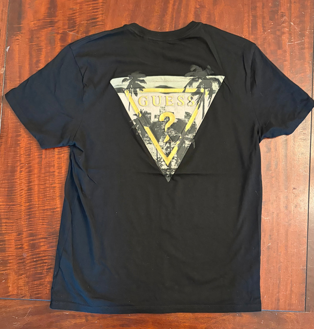 GUESS BLACK T-SHIRT BACK PICTURED EUC - size Teen/Men - M (32-34)