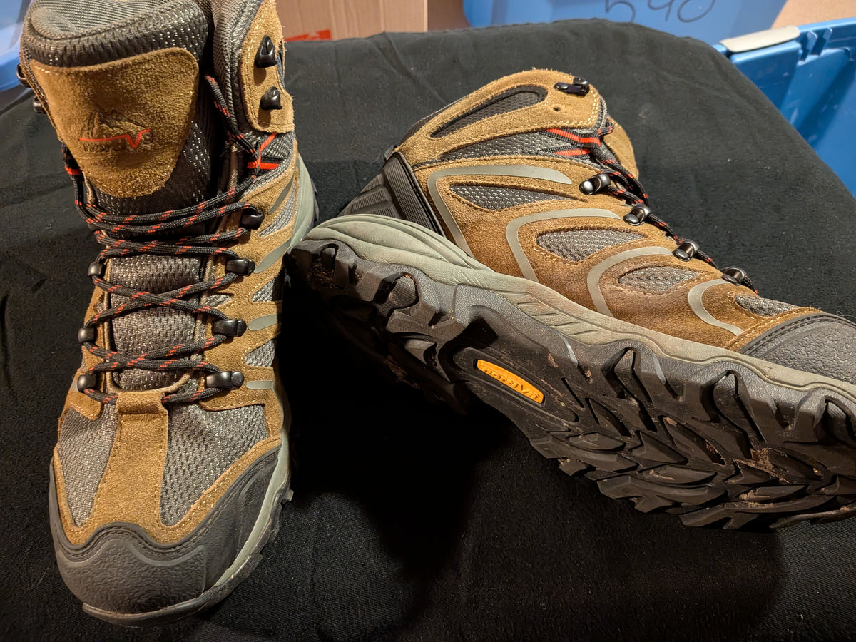 Excellent hiking boots Men's 11 missing a hook - size Shoes - Adult 11
