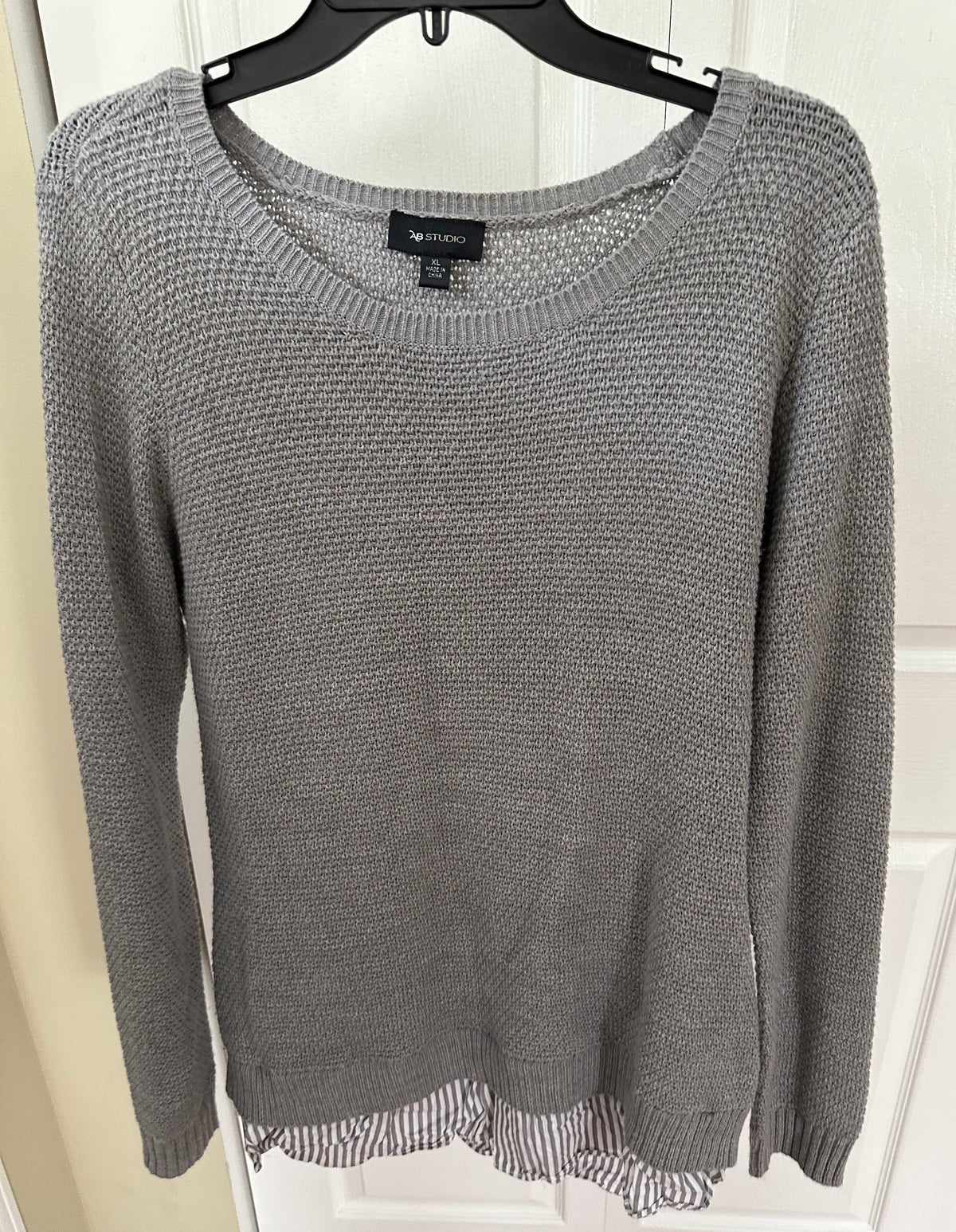Gray sweater blouse sewn In on bottom, EUC - size Women - XL (16/18)