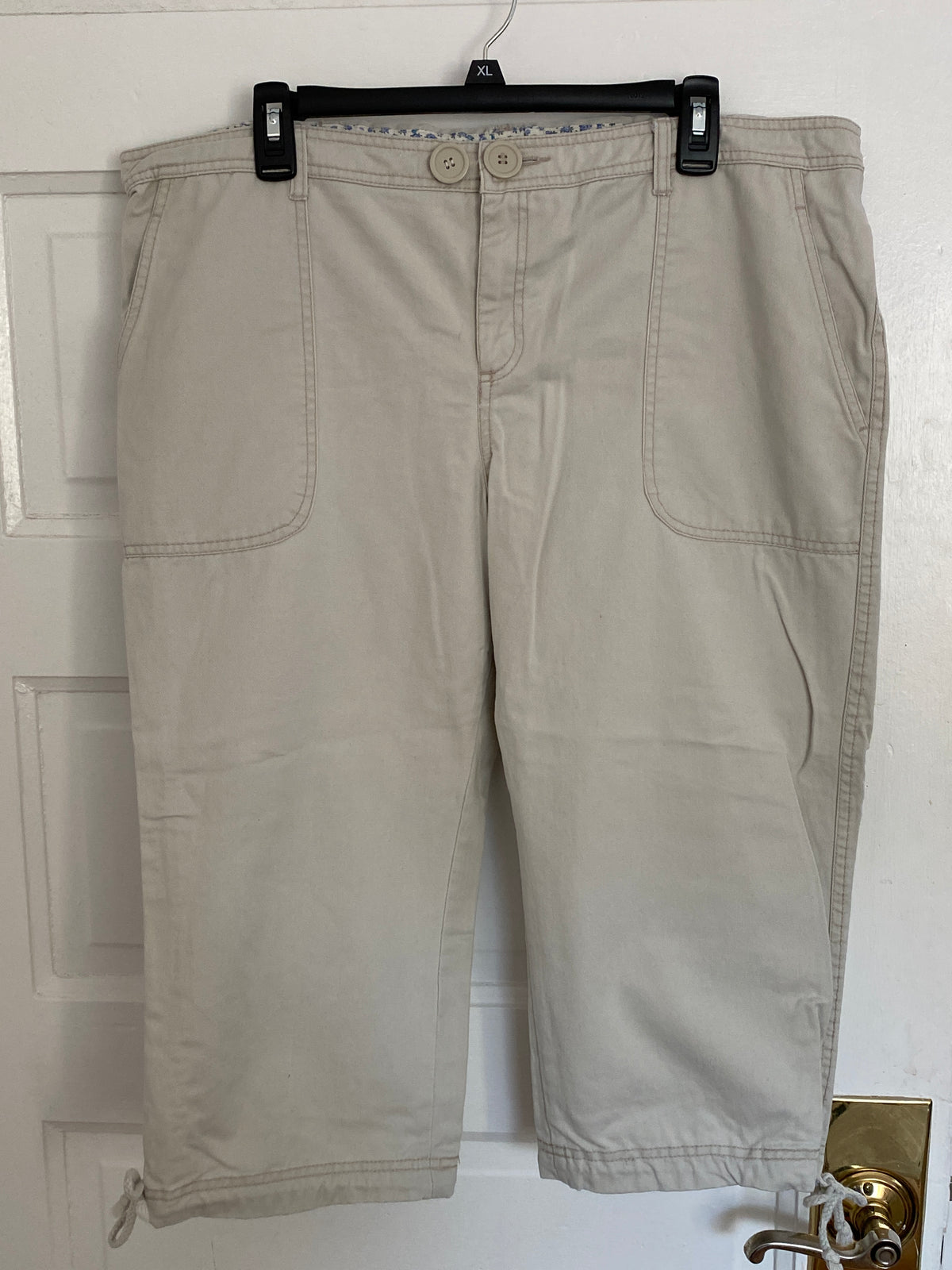 Motherhood Maternity beige capri pants! Cute! - size Women - M (8/10)