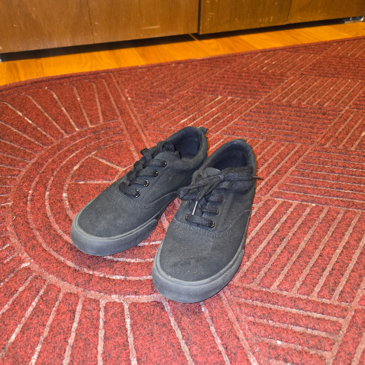 Black on black canvas Gym shoe, EUC - size Shoes - Kids 3