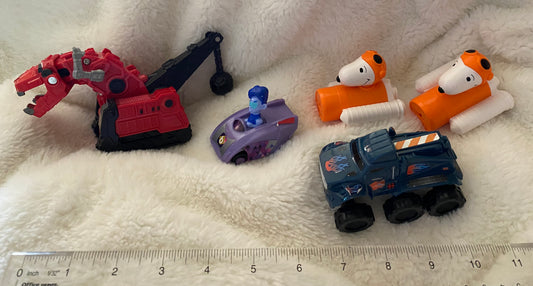 5 random rolling wheels toys (2 Snoopy's)