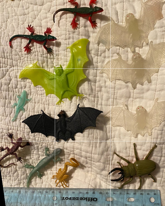 Lot of 12 small 5 bats/lizards/bugs