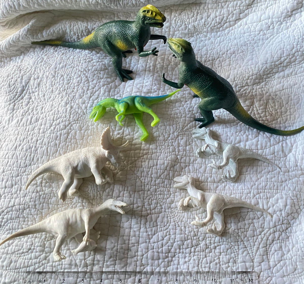 Lot of 7 plastic Dinosaurs no lights no