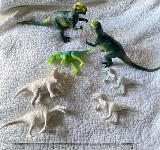 Lot of 7 plastic Dinosaurs no lights no