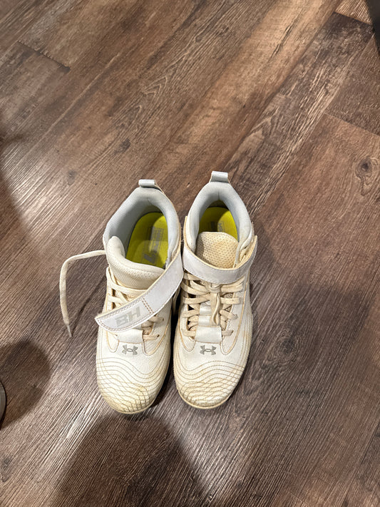 Under Armour cleats - size Shoes - Kids 4 1/2