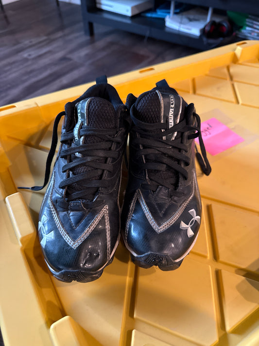 Black UA cleats - size Shoes - Kids 5