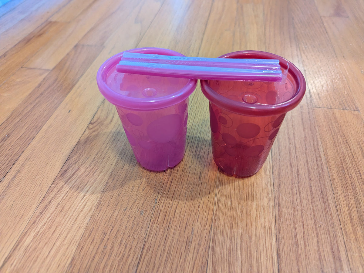 Set of 2 plastic cups W/lids & 4 new straws