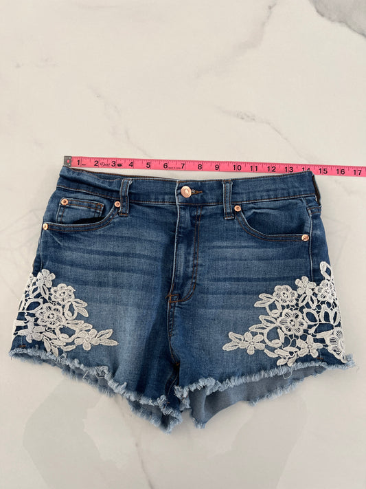 Altar'd State Jean shrts Sz7 med wash lace appl - size Junior - M (7/9)