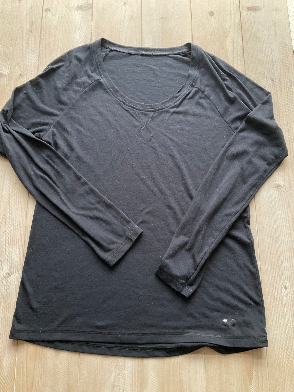 UNDER AMOUR BLACK LONG SLEEVE TEE - size Women - M (8/10)
