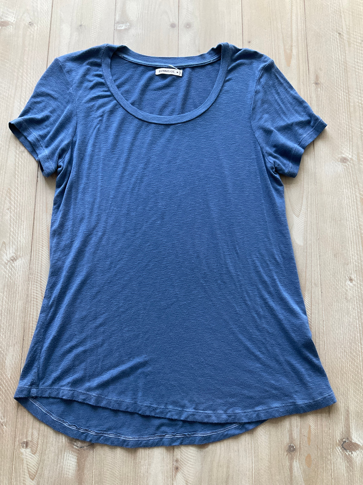 SUNNYSIDE BLUE TEE SCOOP NECK - size Women - M (8/10)