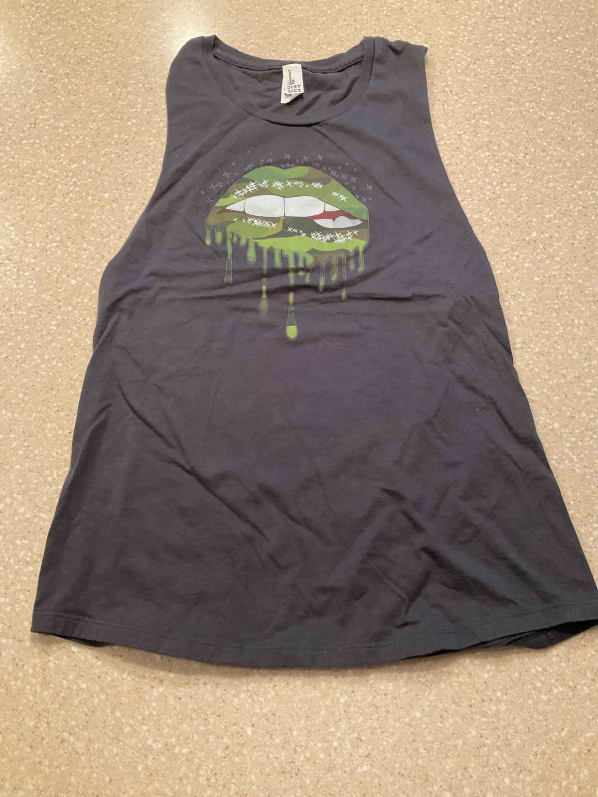 WORK OUT TANK GREY W/CAMO LIPS - size Women - L (12/14)