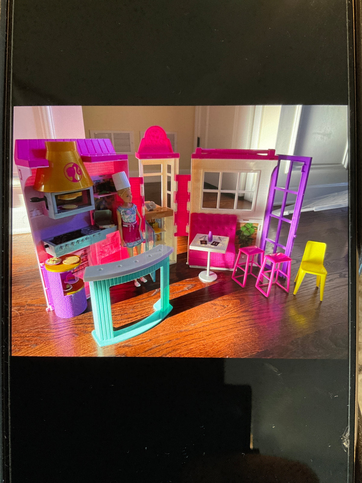 BARBIE CAFE W/BARBIE AND ACCESSORIES